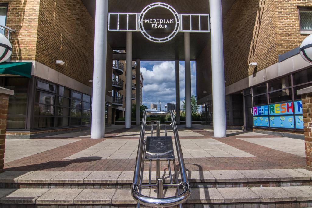 Apartment Wharf - Meridian Place Barking  Extérieur photo
